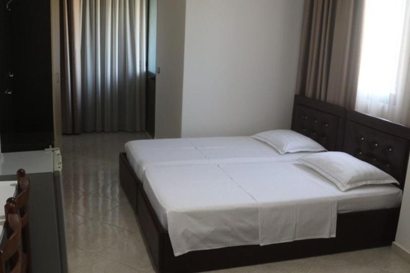 Hotel Tirona Durrës Buitenkant foto