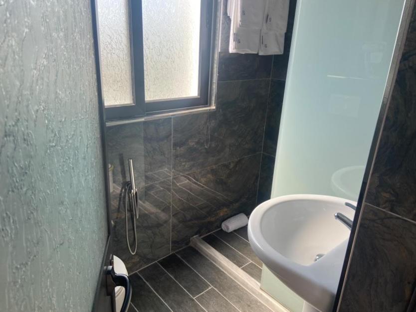 Hotel Tirona Durrës Buitenkant foto
