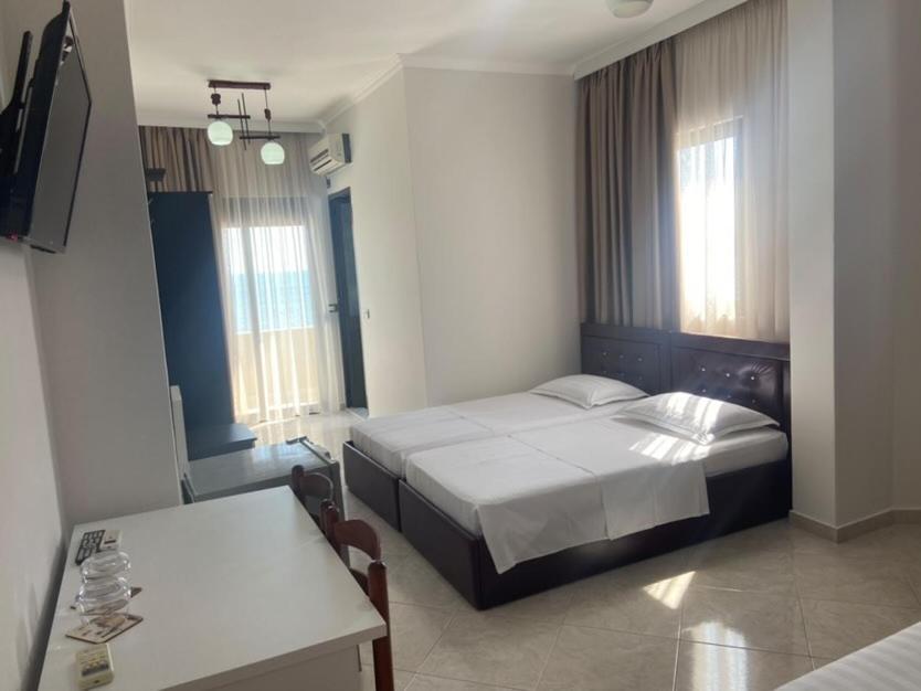 Hotel Tirona Durrës Buitenkant foto